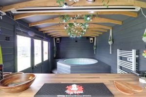 Garden Bar/Hot Tub Room